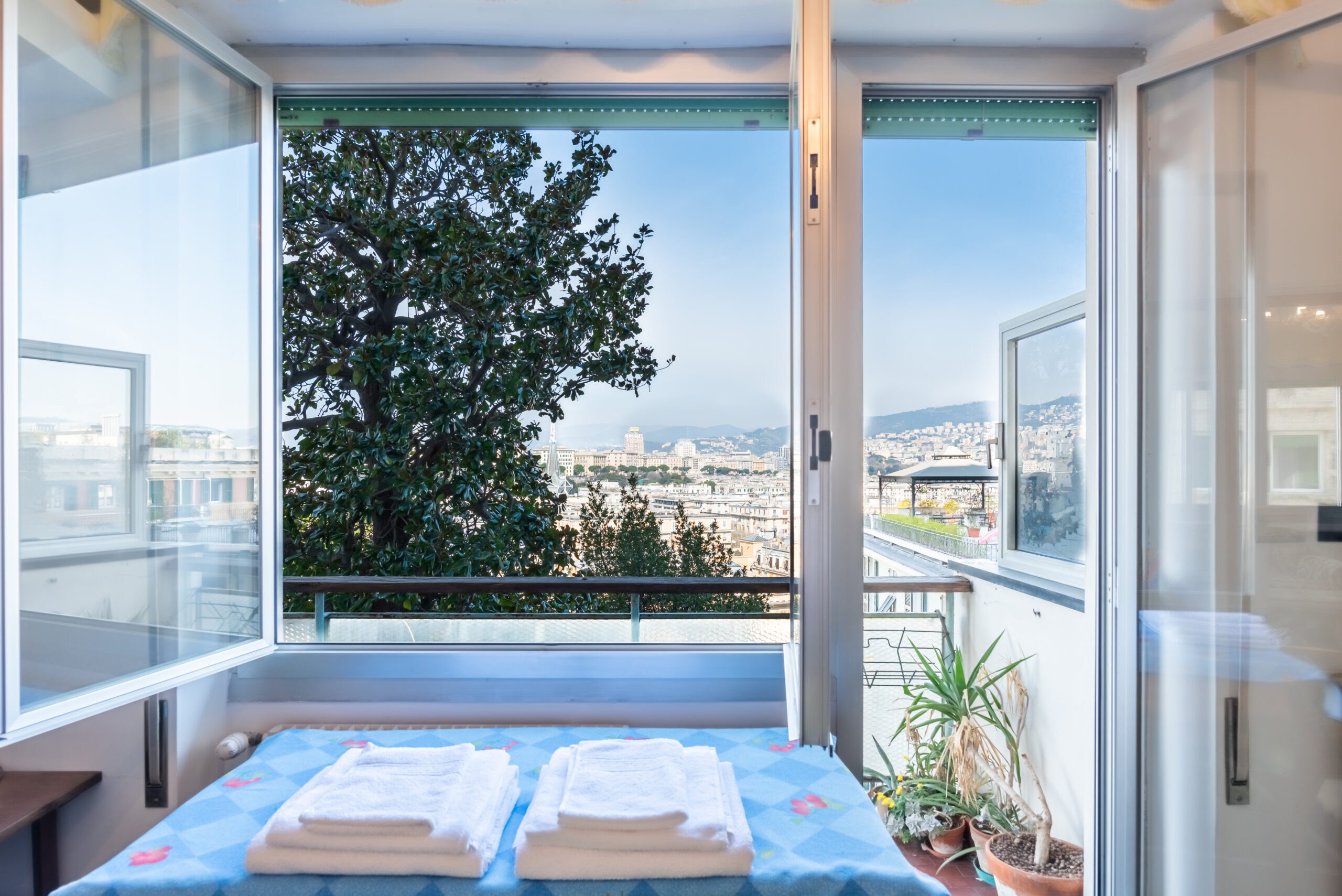 Vista da Camera da letto con 2 letti singoli che affaccia sul balcone e la città Appartamento SKipper Genova APP A